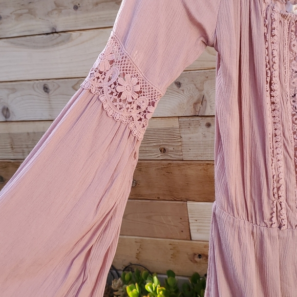 🌟NWT🌟 Forever 21 Crochet Panel Off-Shoulder Romper Long Sleeves Medium Blush - Picture 5 of 8